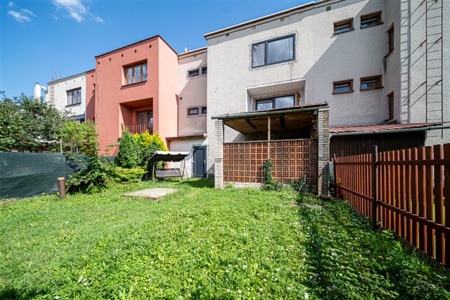 pohled na dům ze zahrady [4/32]