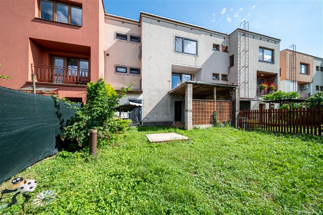 pohled na dům ze zahrady [3/32]